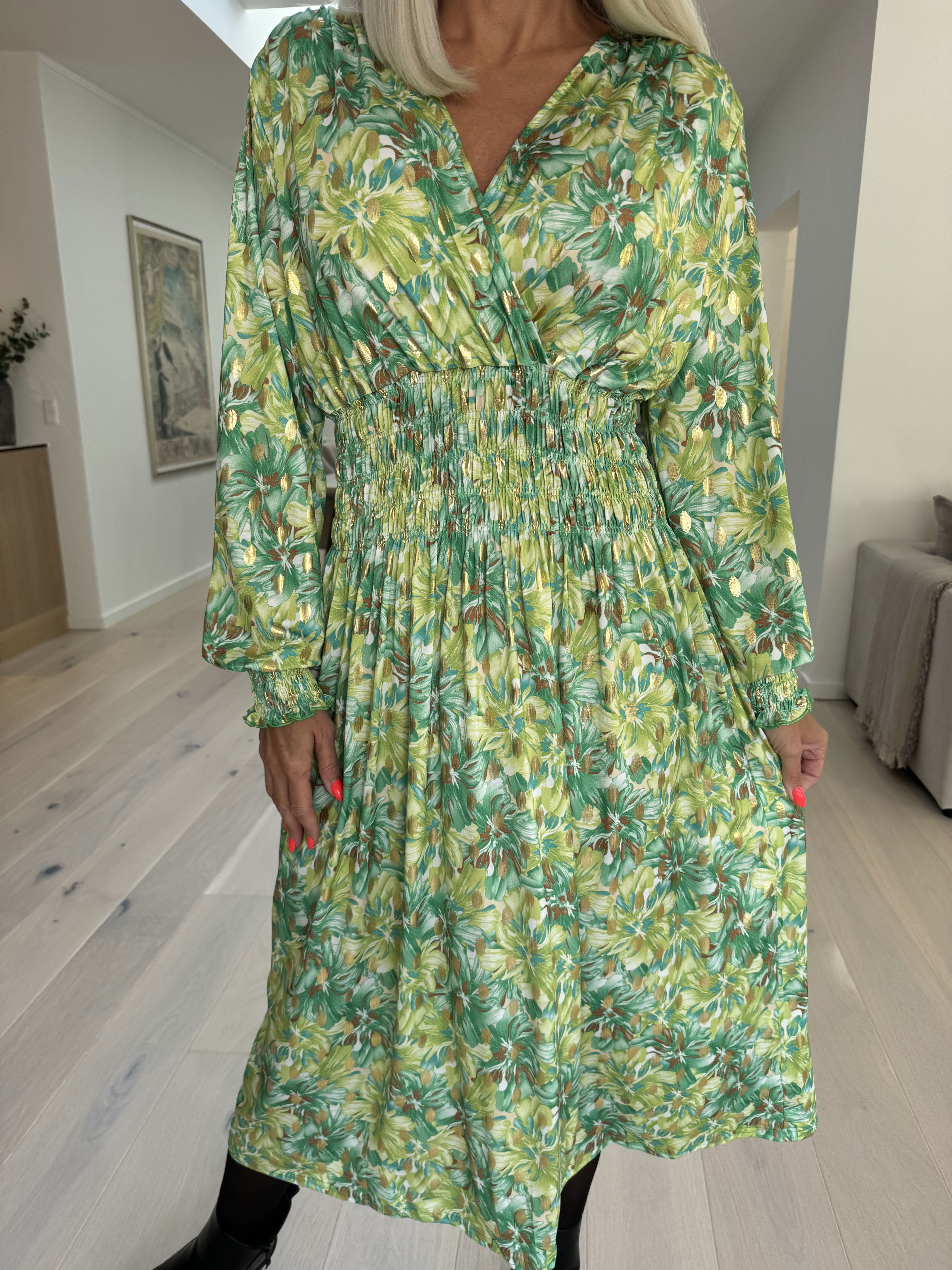 Pams Floral Midi L/S - Klänning med resår i skrynkelfritt tyg